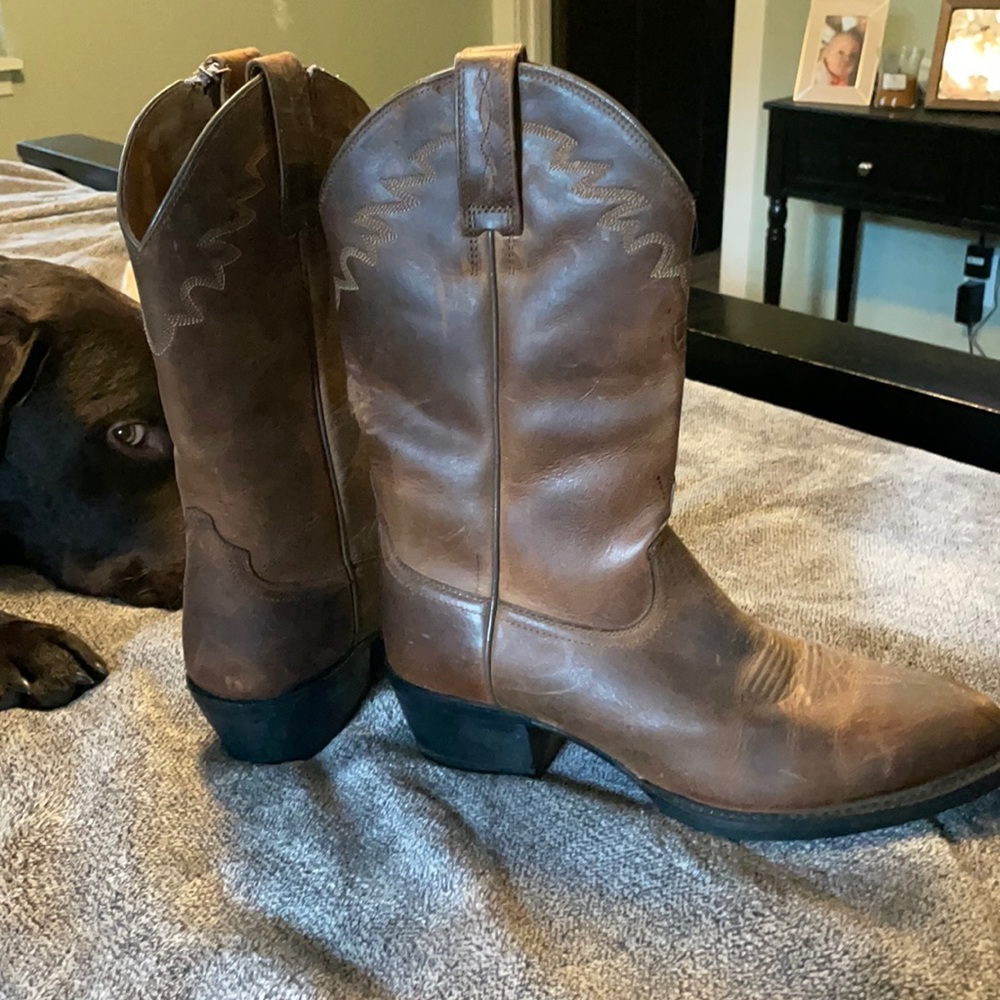 Ariat boots, light brown. Size 9D